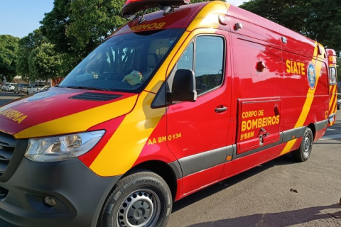 Corpo de Bombeiros atende vítima de acidente entre carro e motocicleta em Paranavaí
