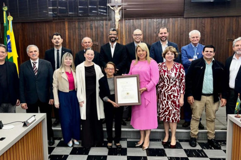 Câmara de Paranavaí homenageia professora Ilma Bono por 55 anos de dedicação à educação
