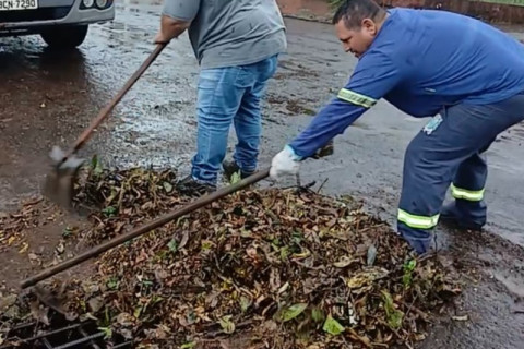 Prefeitura de Paranavaí mobiliza equipes para combater alagamentos e desobstruir bocas de lobo após chuvas