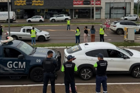 Blitz educativa orienta motoristas e pedestres sobre segurança no trânsito em Paranavaí