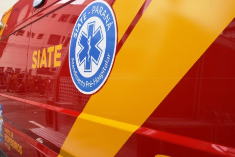 Corpo de Bombeiros atende vítima de colisão entre carro e moto em avenida de Paranavaí