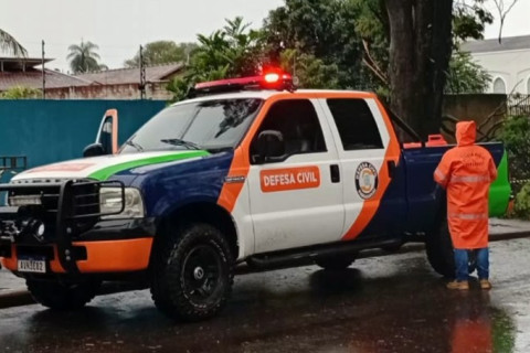 Temporal com granizo e ventos fortes causa quedas de galhos e falta de energia em Paranavaí