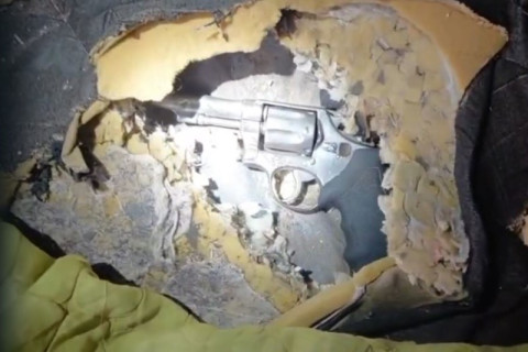 Homem é levado à delegacia após GCM localizar arma e carretinha roubada na Vila Rural, em Paranavaí
