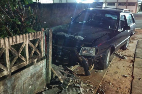 PM prende motorista embriagado após colisão contra muro no Centro de Terra Rica